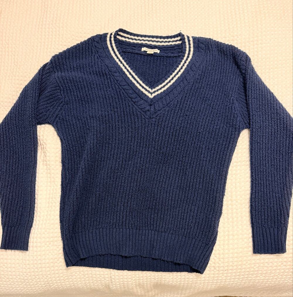 American Eagle Navy Blue V-Neck Knit Sweater – Size M